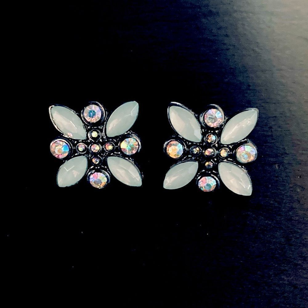 NWT Vintage Style Iridescent Jeweled Earrings